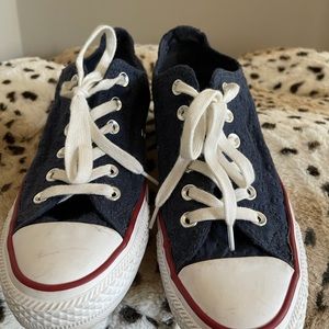 Converse sneakers sz 8.5 excellent condition